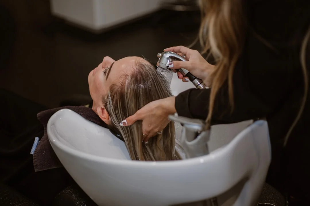 Coupe de cheveux realisee par une coiffeuse.